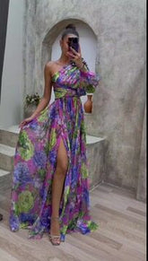 Lila elegantes Abendkleid mit Blumenmuster und Schlitz